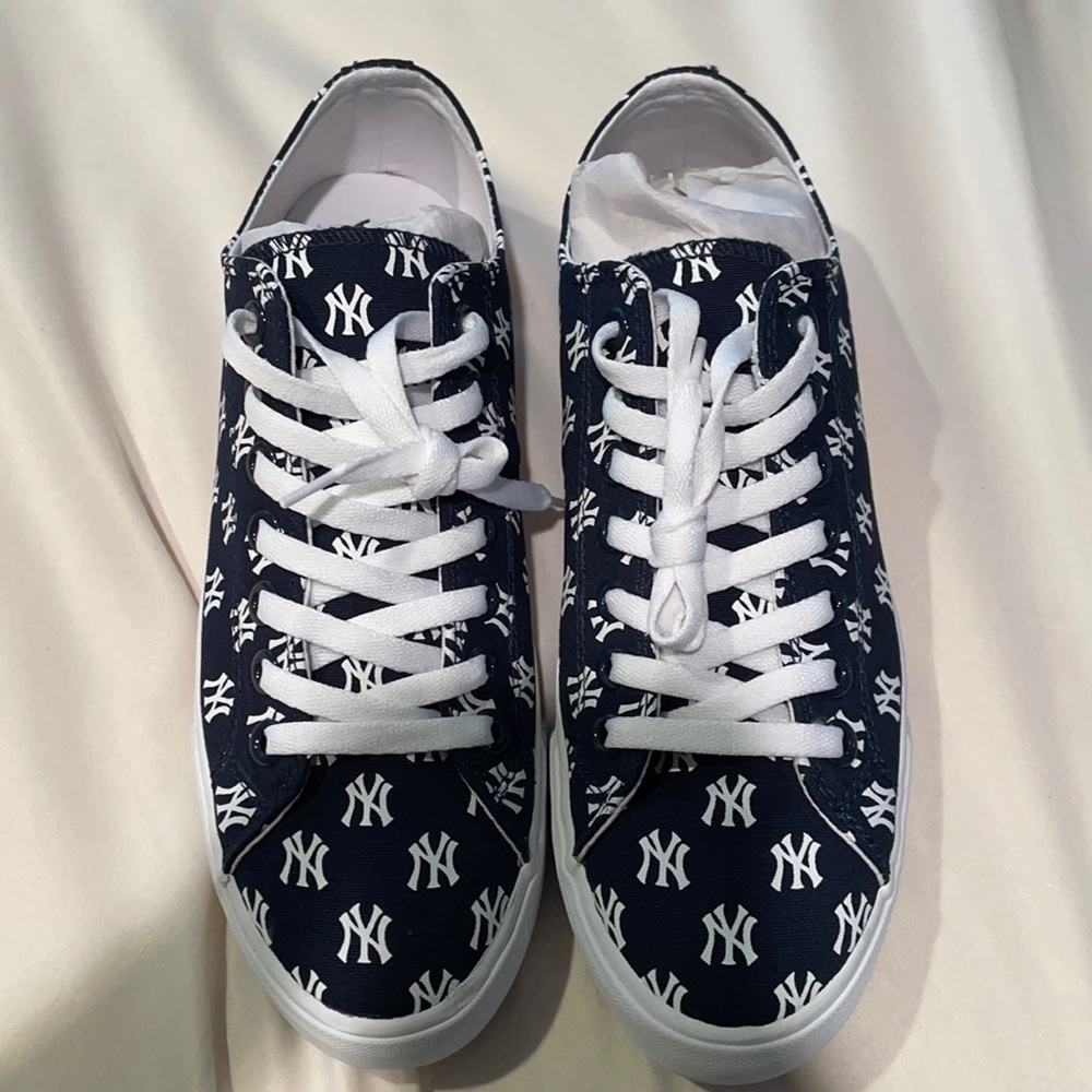 Row one Yankees sneakers - women’s